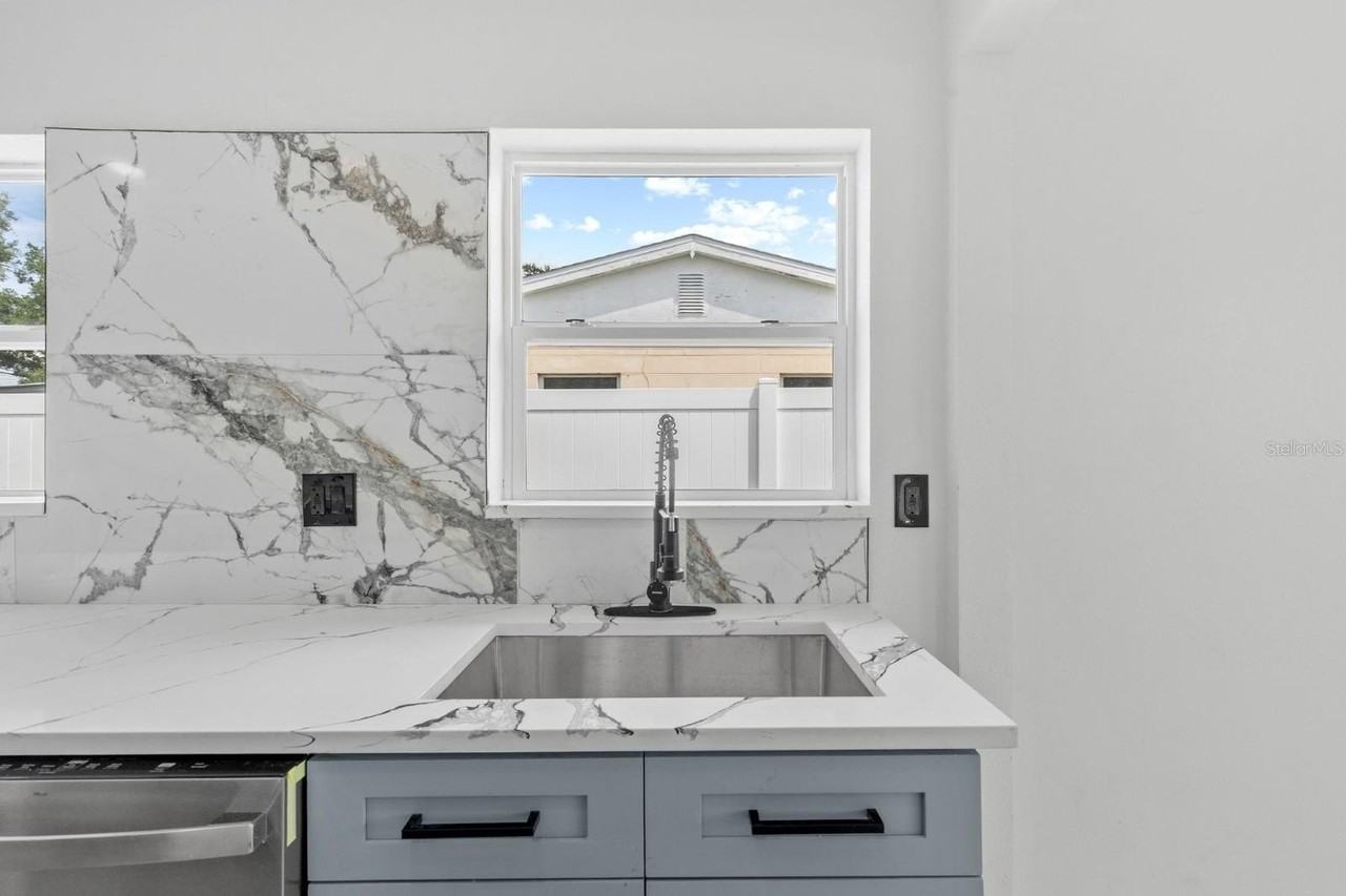 715 40th Avenue Northeast - Photo 7 of 28