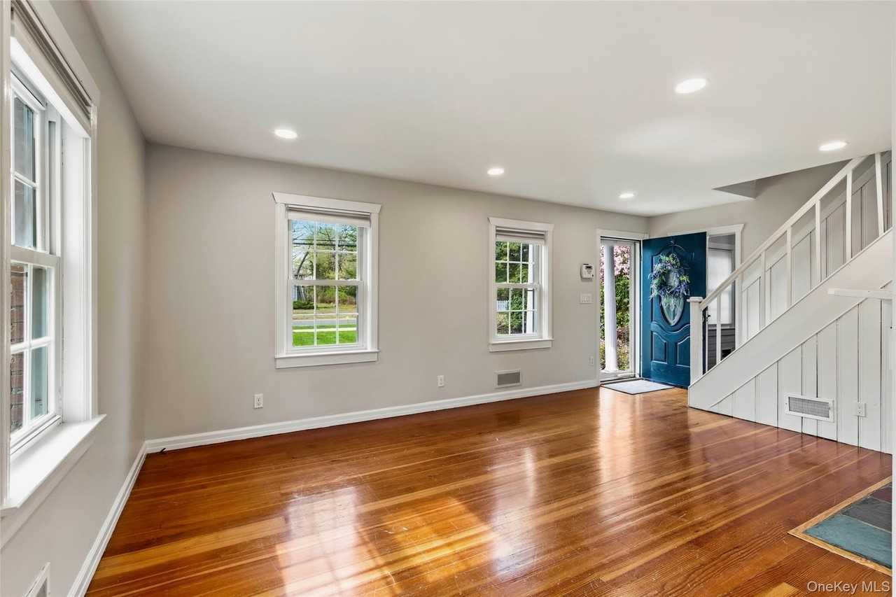 373 Great River Rd - Photo 2 of 19