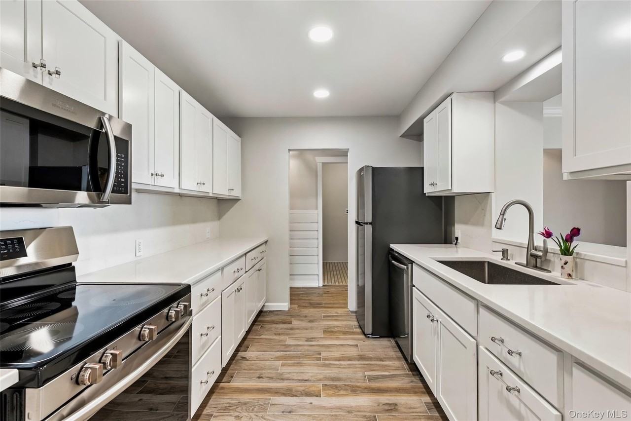 373 Great River Rd - Photo 6 of 19