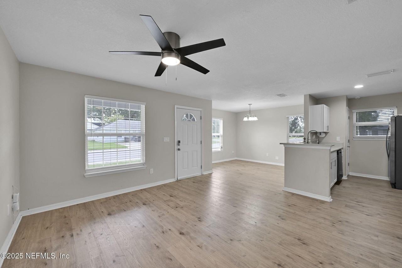 3702 Wood Creek Ln - Photo 7 of 28