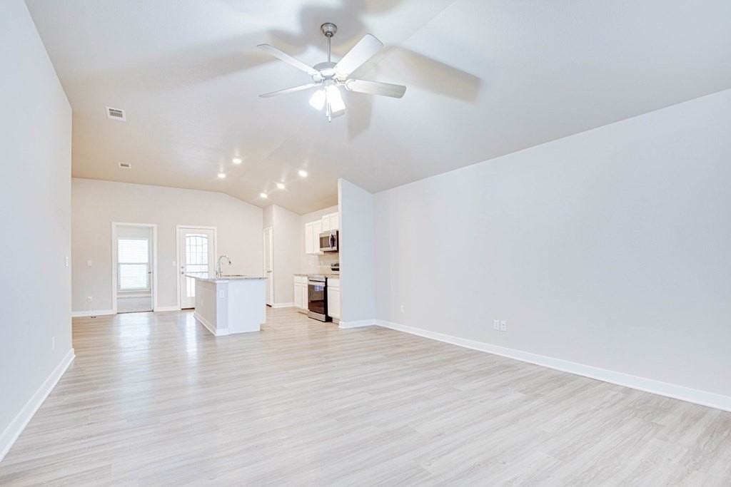 307 Pioneer Cir - Photo 4 of 22