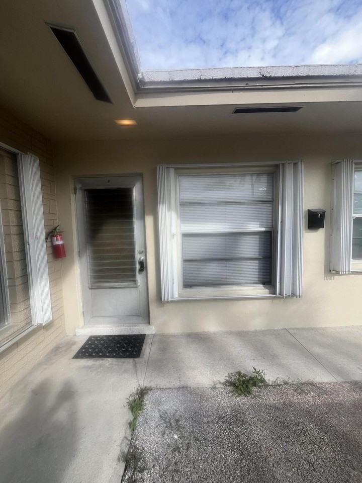 1017 Se 3rd St #5 - Photo 2 of 16