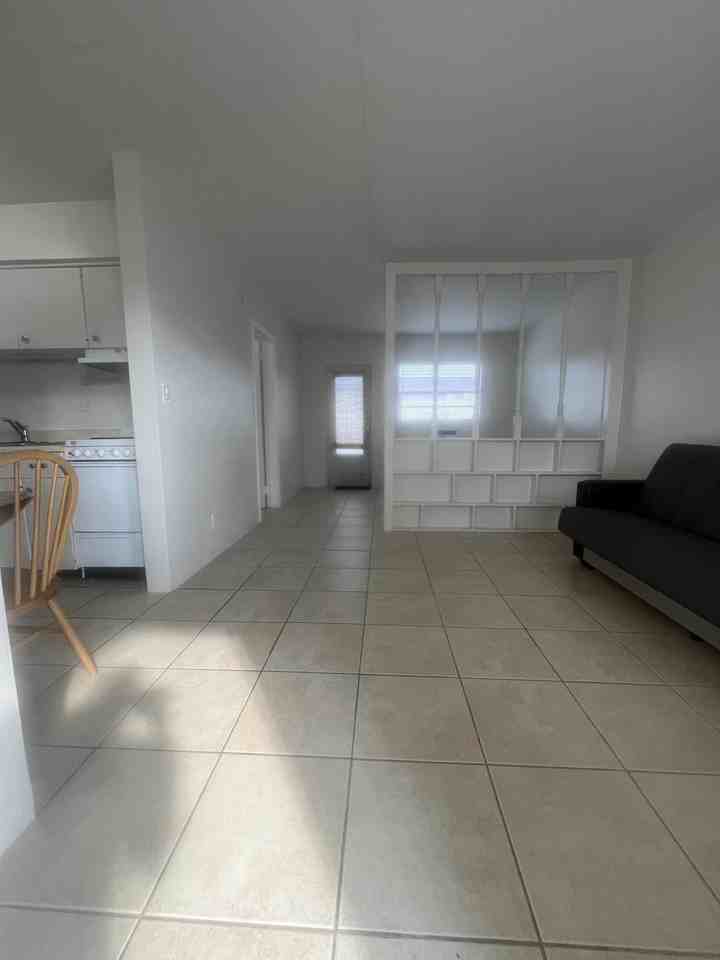 1017 Se 3rd St #5 - Photo 5 of 16