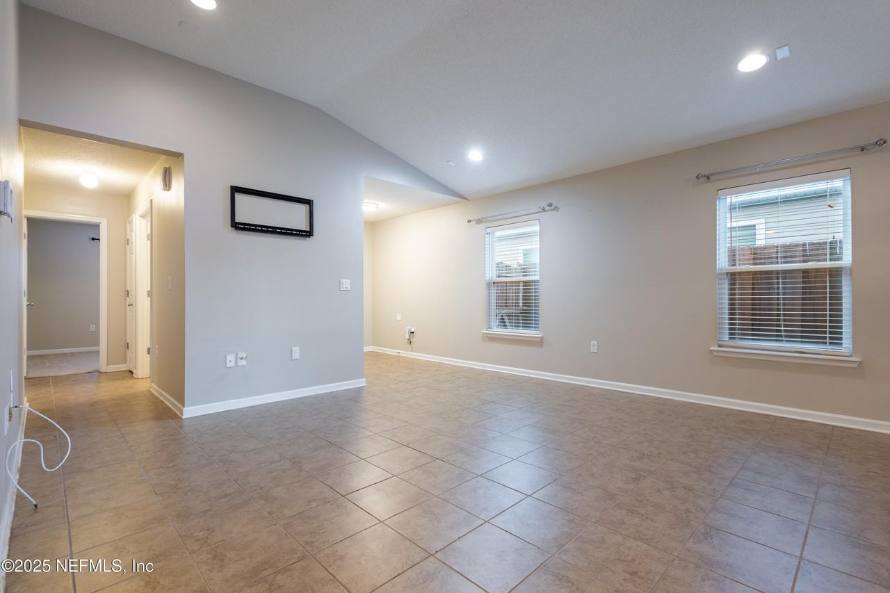 12106 Alexandra Dr - Photo 7 of 30