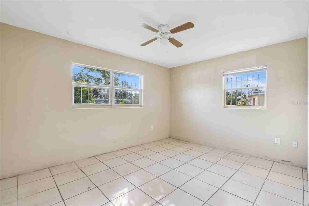 912 Inchon Ct - Photo 5 of 41