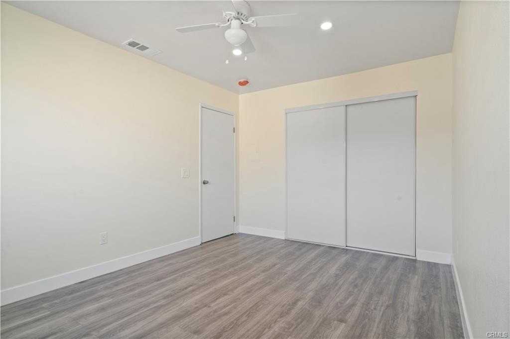 156 E King St - Photo 4 of 7