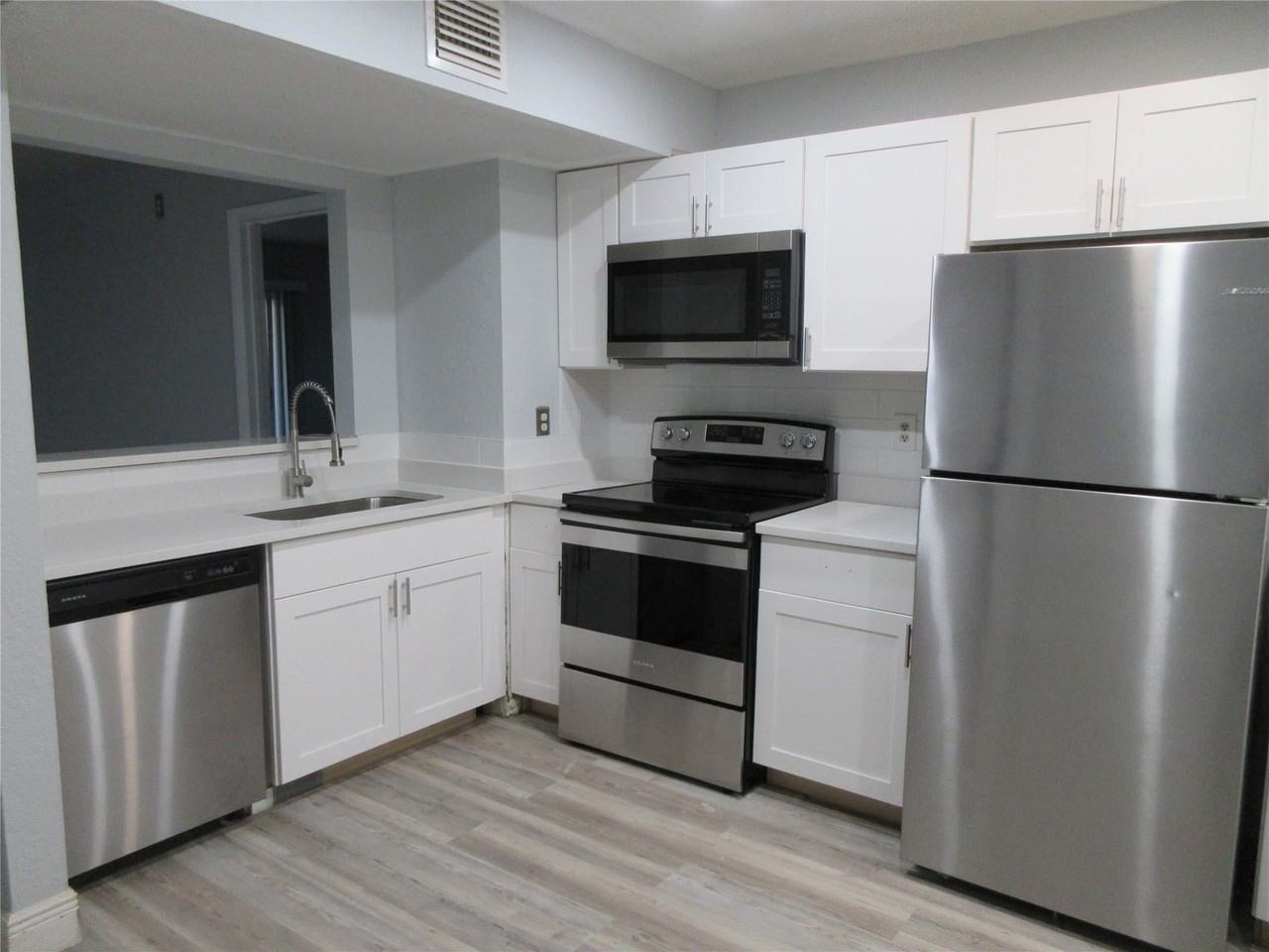 11444 Nw 42nd St - Photo 3 of 12