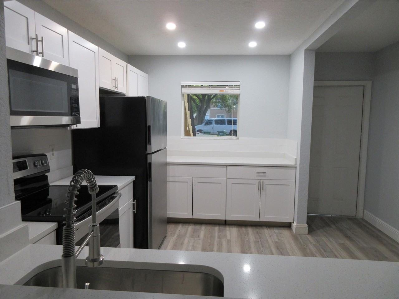 11444 Nw 42nd St - Photo 4 of 12