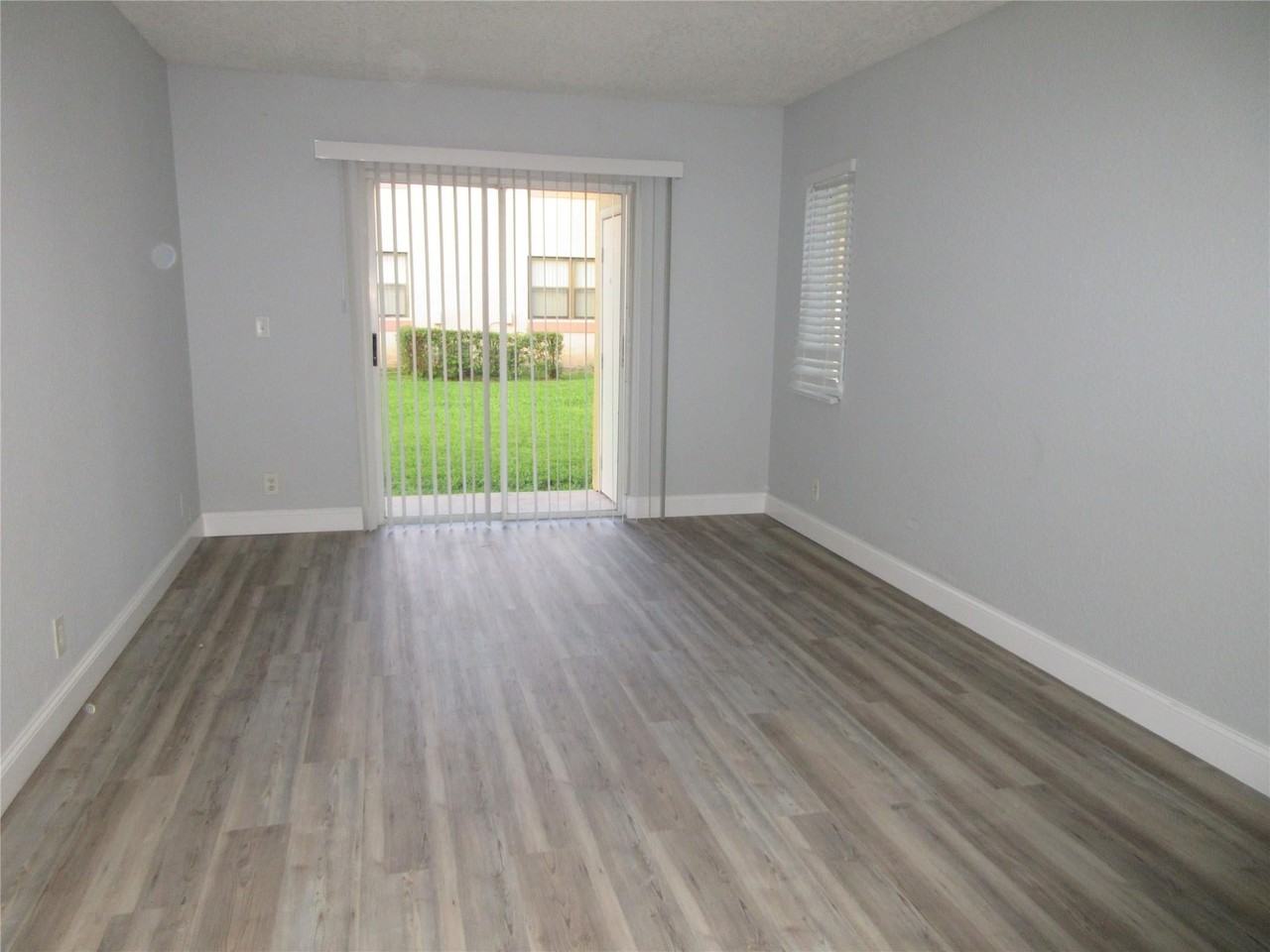 11444 Nw 42nd St - Photo 5 of 12