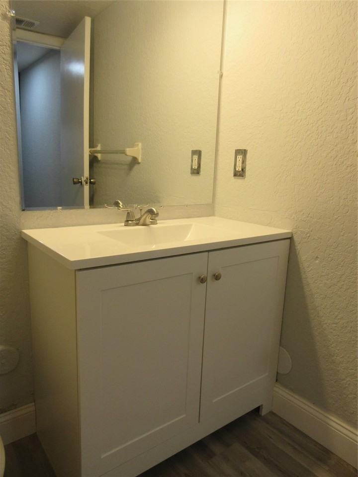 11444 Nw 42nd St - Photo 7 of 12