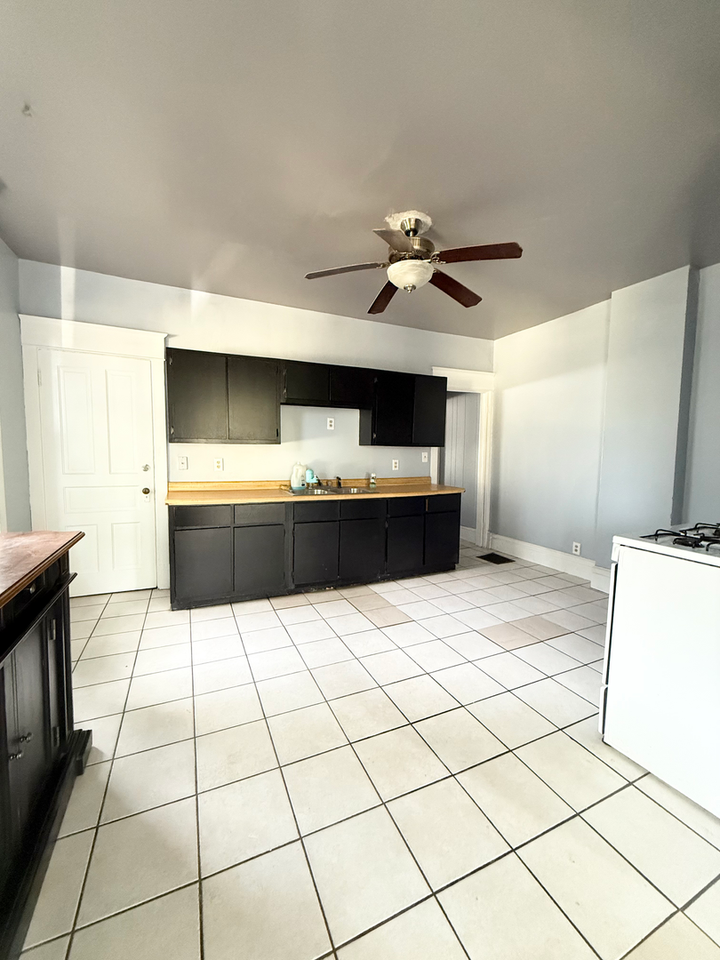 1122 3rd St - Photo 2 of 14