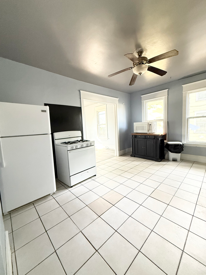 1122 3rd St - Photo 3 of 14