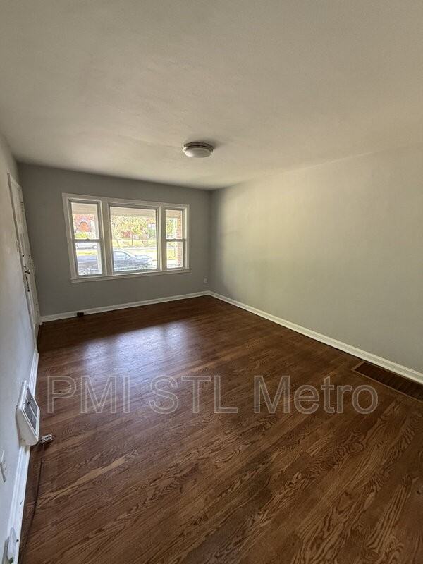 4952 Oleatha Ave #4954 - Photo 3 of 7