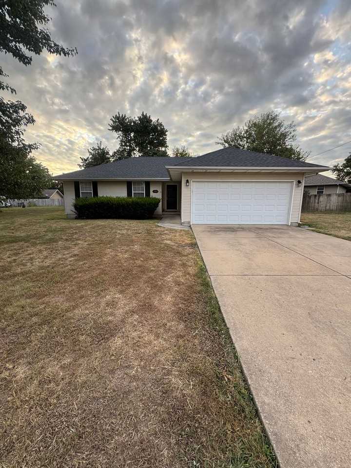 706 706 W. Countryside - Photo 2 of 15