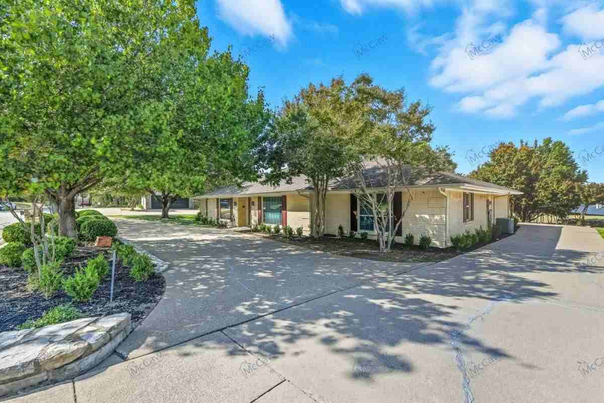 6117 Lantana Ln - Photo 2 of 10