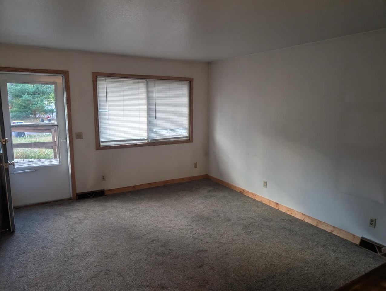 10596 Glenwood - Photo 4 of 18