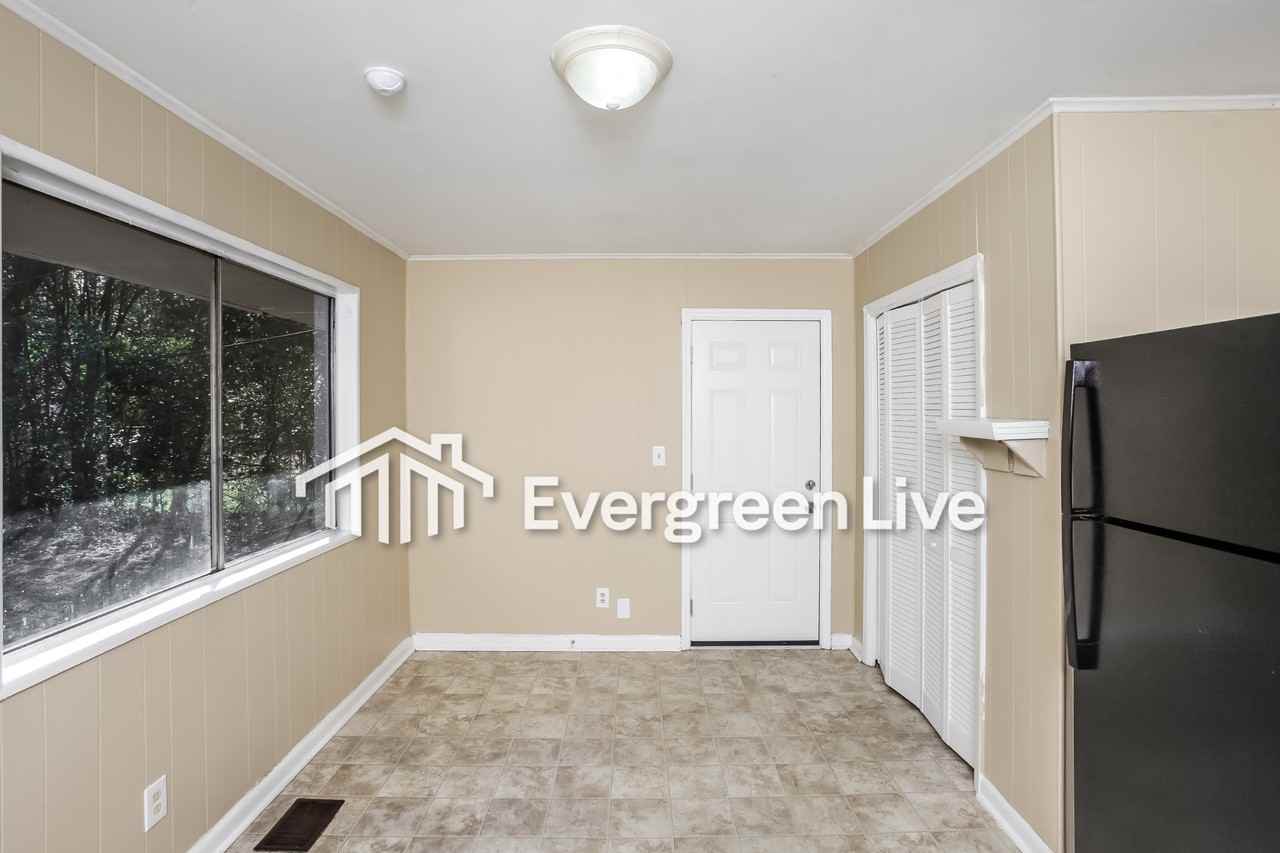 431 Hudson Ave - Photo 7 of 14