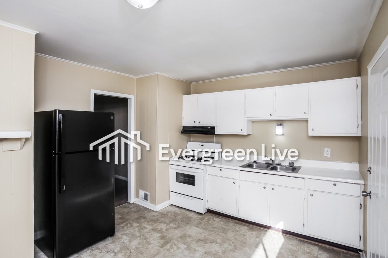 431 Hudson Ave - Photo 5 of 14