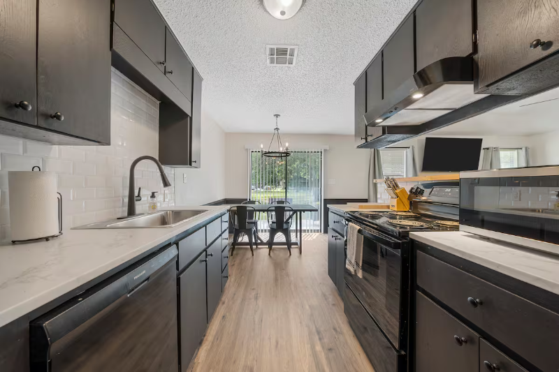 324 N Walnut St - Photo 3 of 16