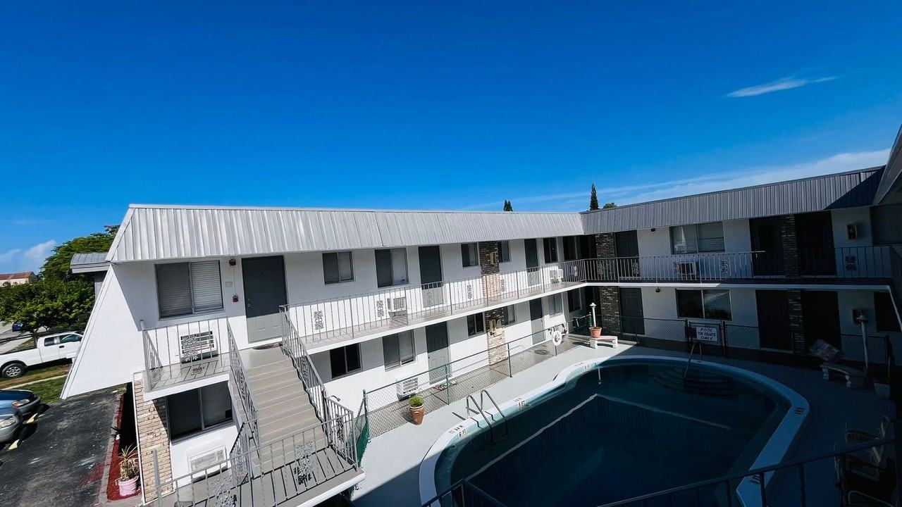 1958 McKinley St Hollywood, FL 33020 - Photo 3 of 9