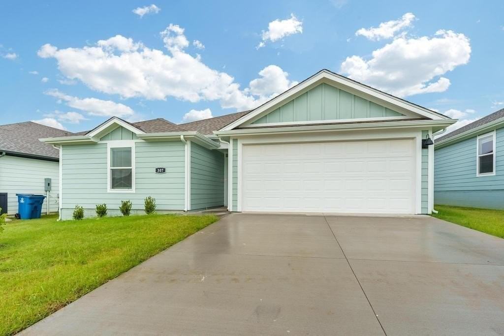 307 Nw Granny Smith St - Photo 2 of 28