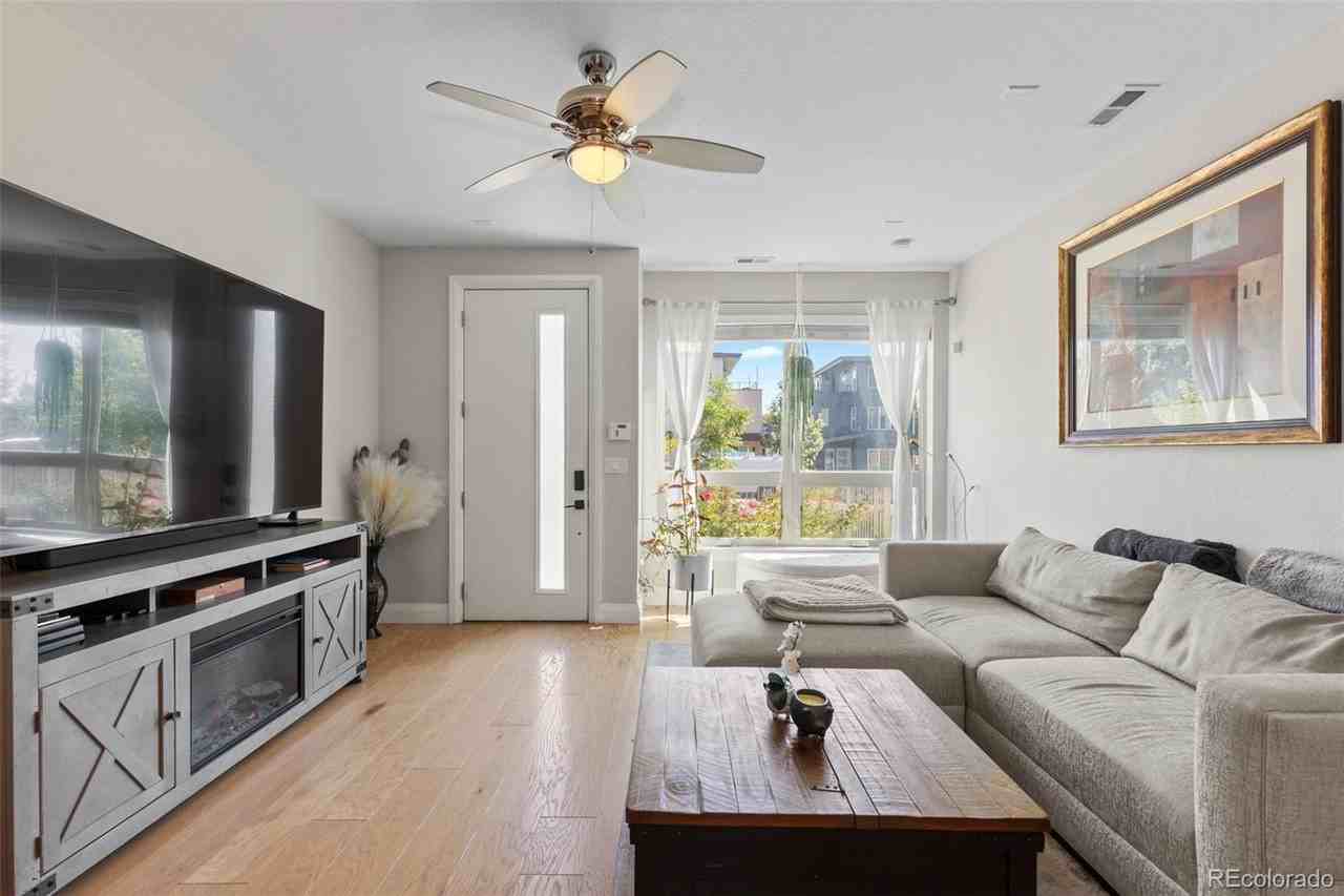 1571 Wolff St - Photo 4 of 34