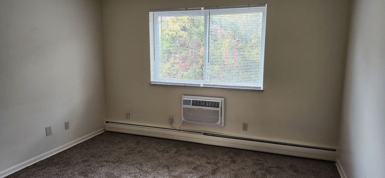 894 Mohawk Trail Apartments - Photo 3 of 13