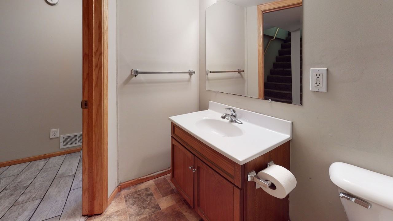 836 22nd Ave Se - Photo 5 of 9