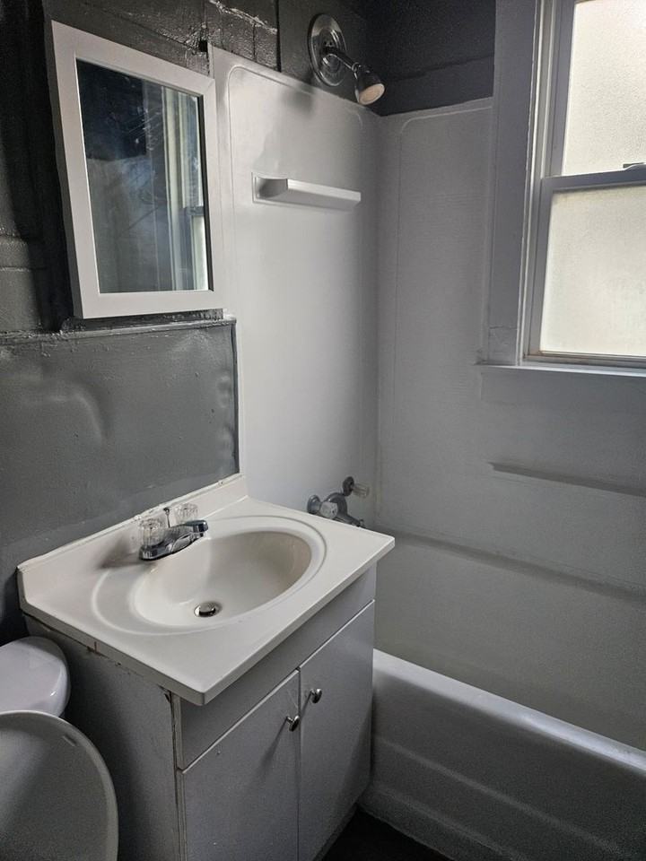 1327 W Albany Pl - Photo 7 of 12