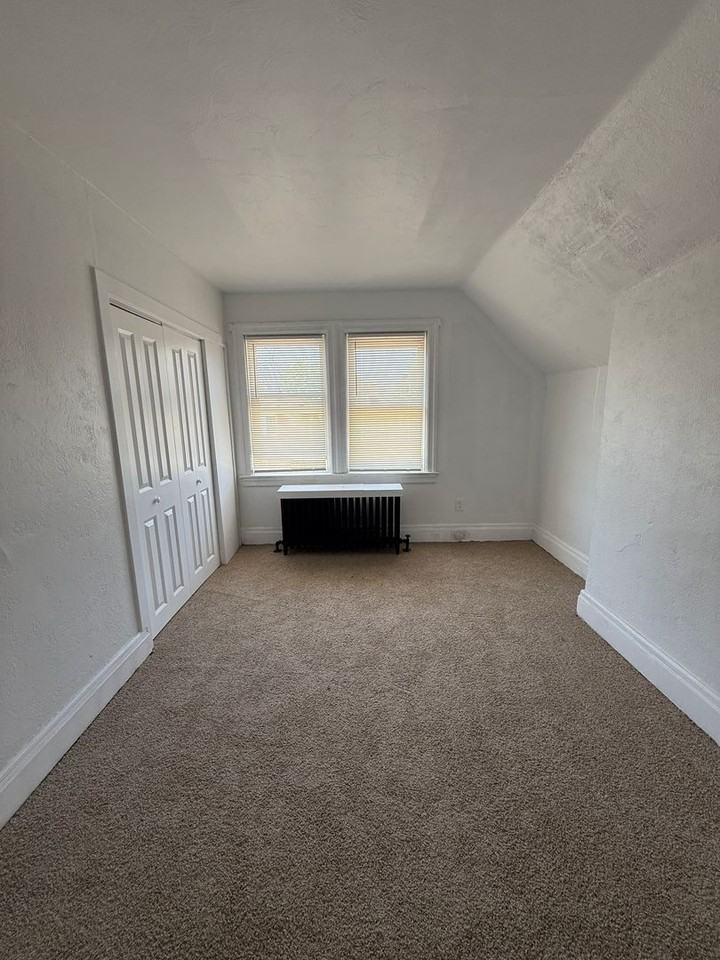 108 Romeyn St - Photo 2 of 13