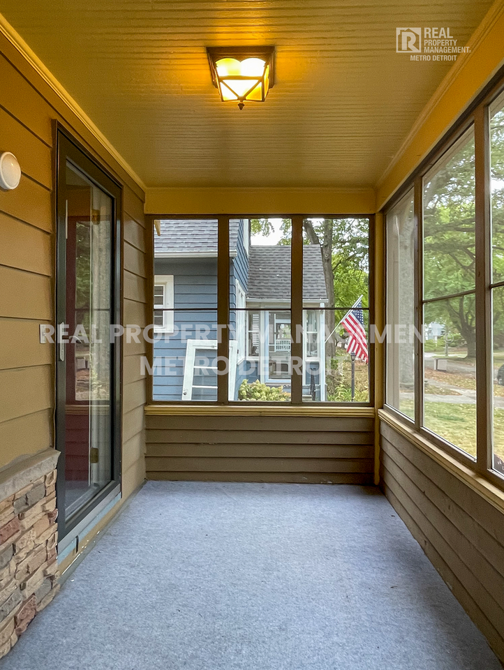 1105 E 5th St - Photo 3 of 29