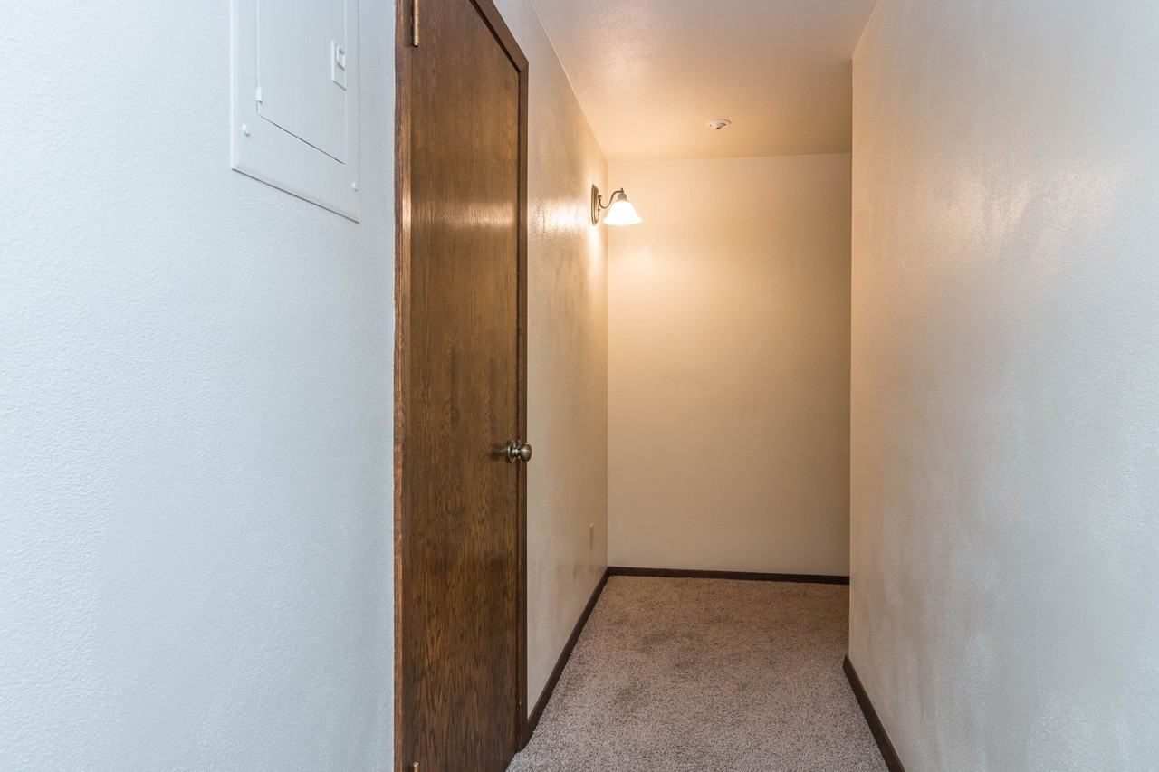 Oakridge Apartments - Photo 3 of 9