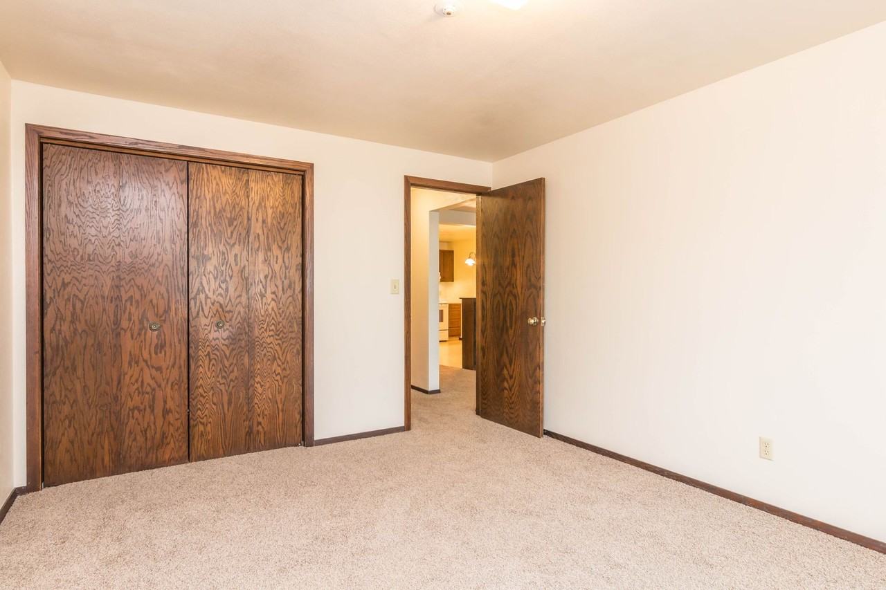 Oakridge Apartments - Photo 4 of 9