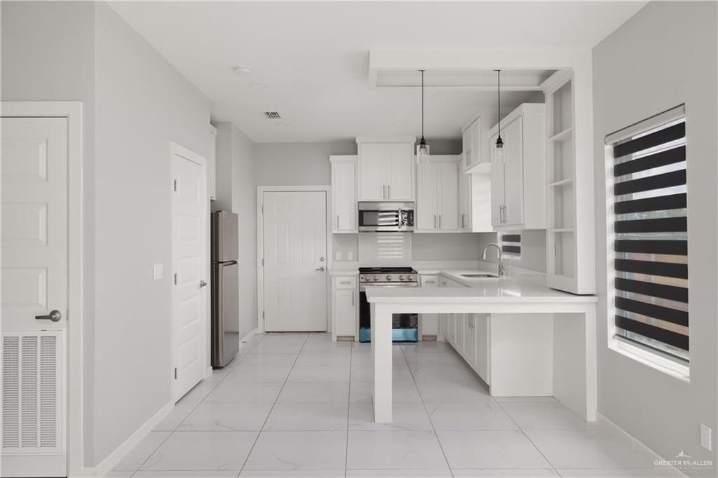 904 Deluxe St - Photo 2 of 11