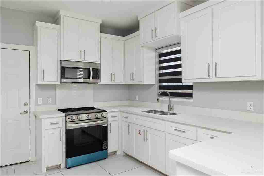 904 Deluxe St - Photo 4 of 11