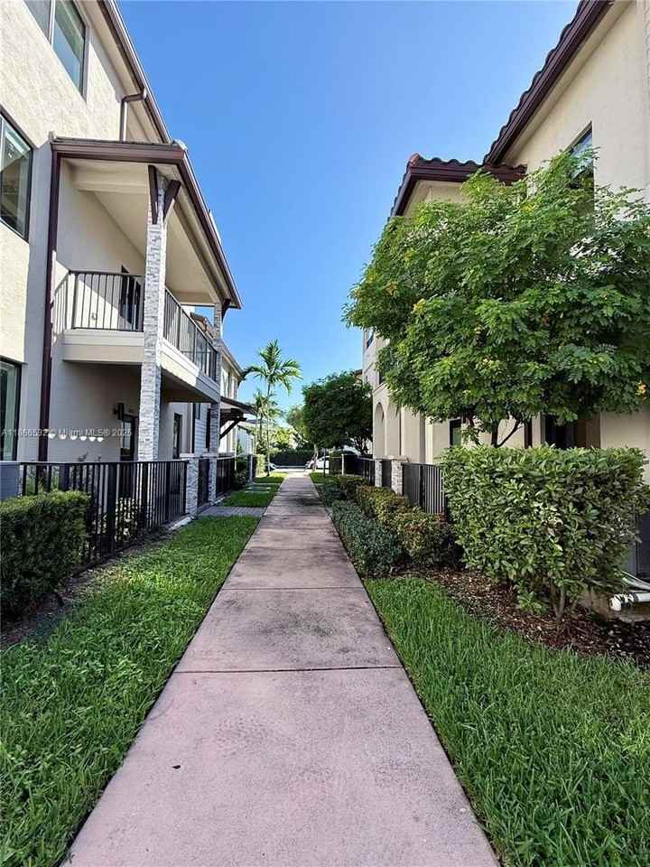 4803 Northwest 83rd Court - Photo 4 of 27