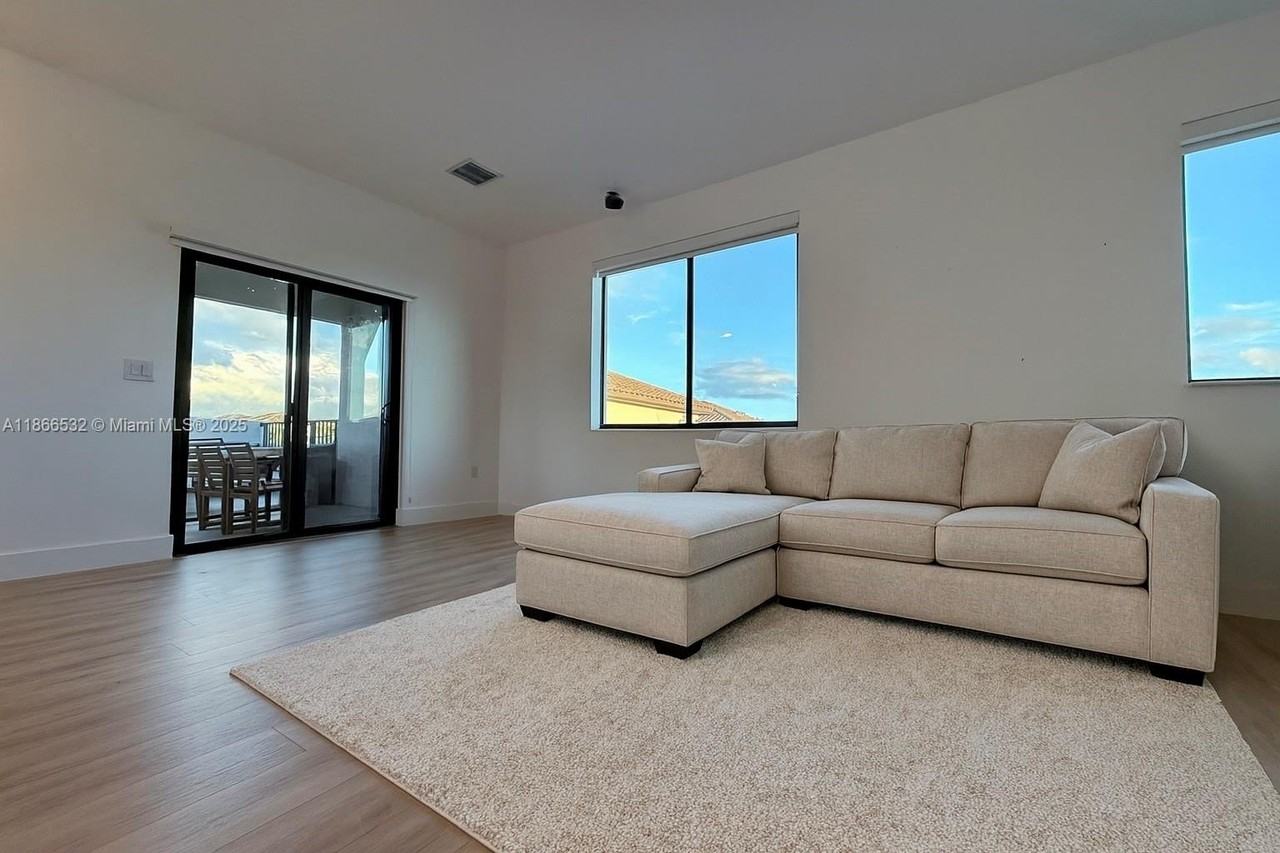 4803 Northwest 83rd Court - Photo 5 of 27