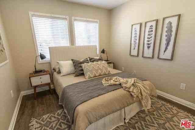 977 Vernon Ave - Photo 3 of 8