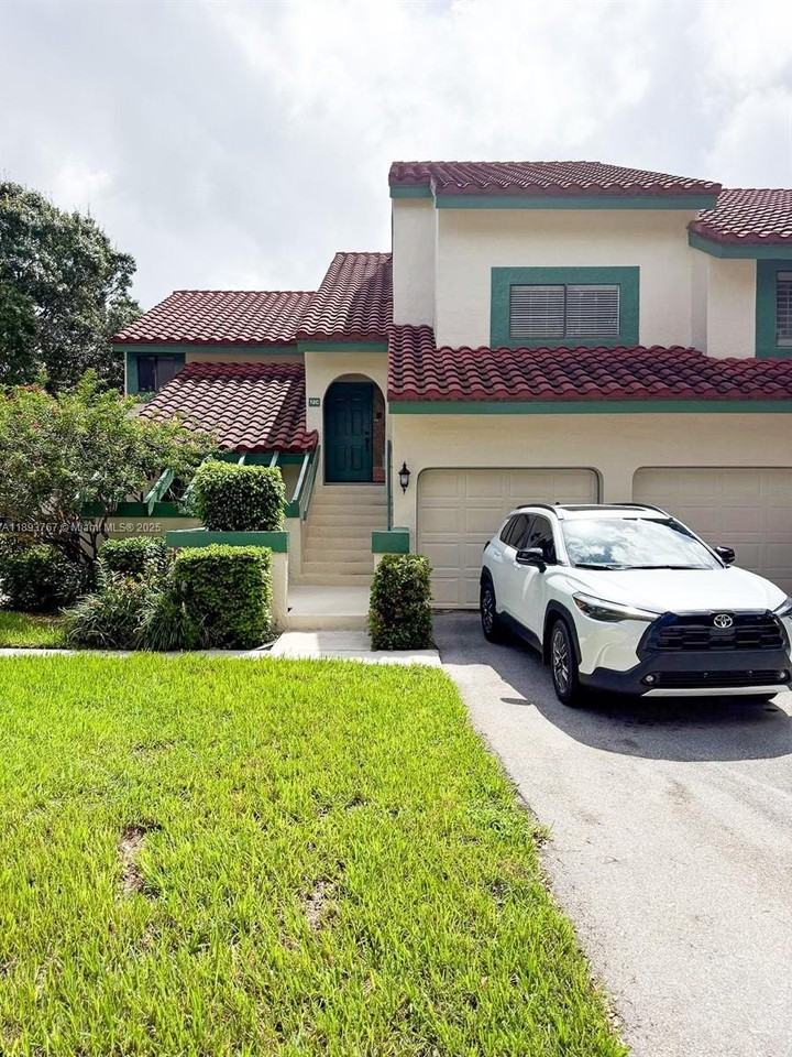 12 Lexington Ln E #C - Photo 2 of 12