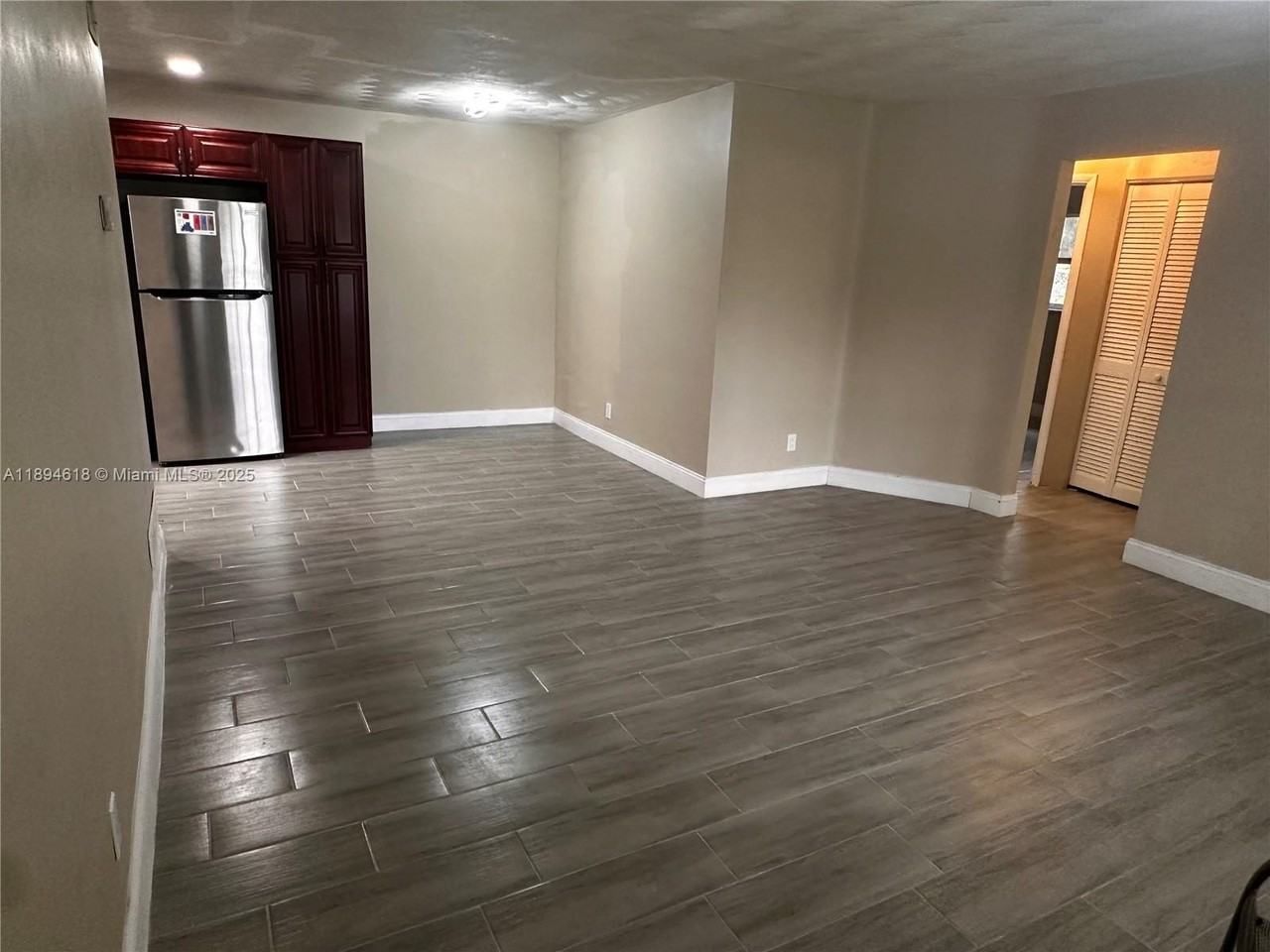 3761 Nw 9th St - Photo 6 of 15