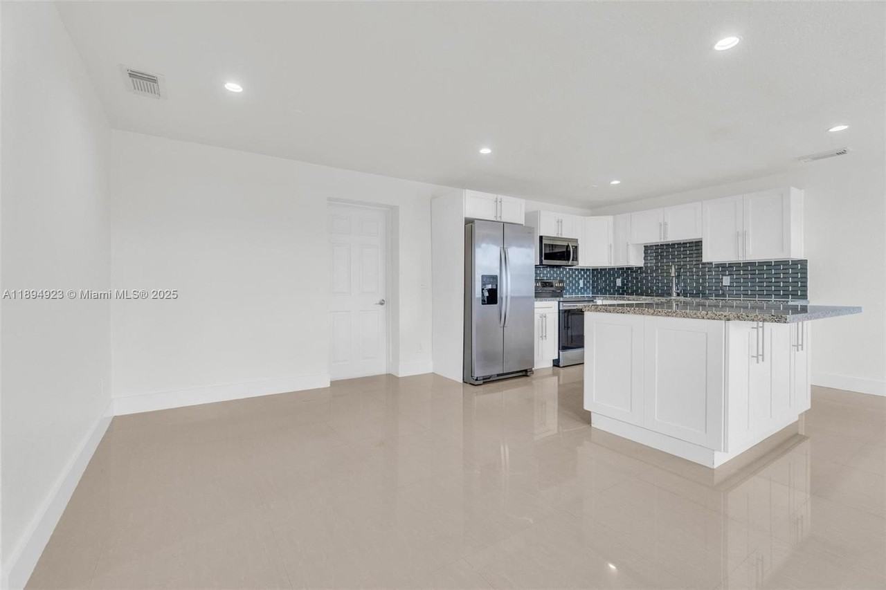 5520 Southwest 91st Avenue - Photo 3 of 44