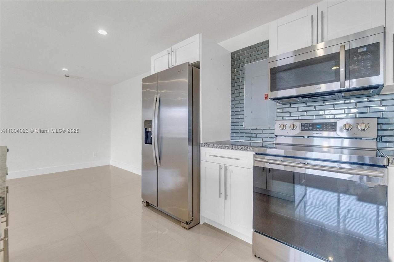 5520 Southwest 91st Avenue - Photo 5 of 44