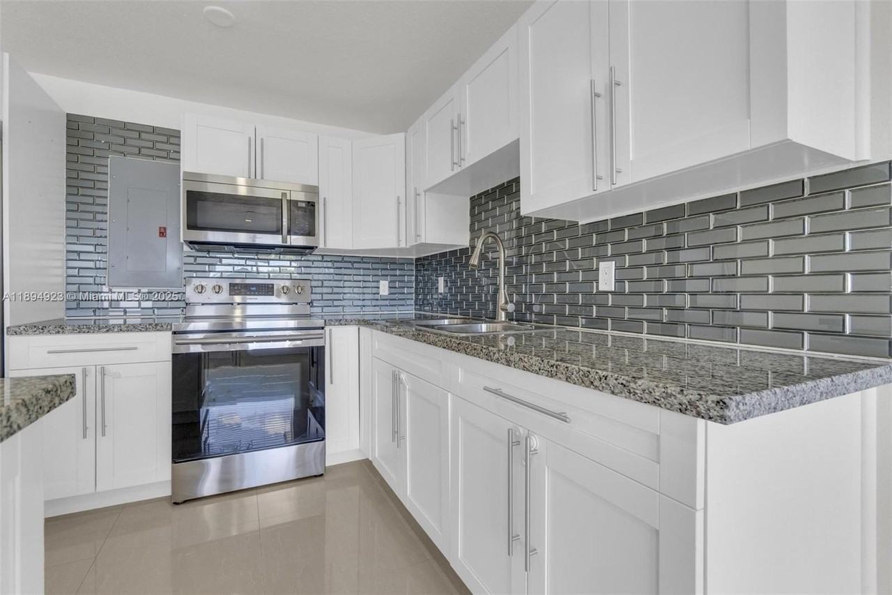 5520 Southwest 91st Avenue - Photo 6 of 44