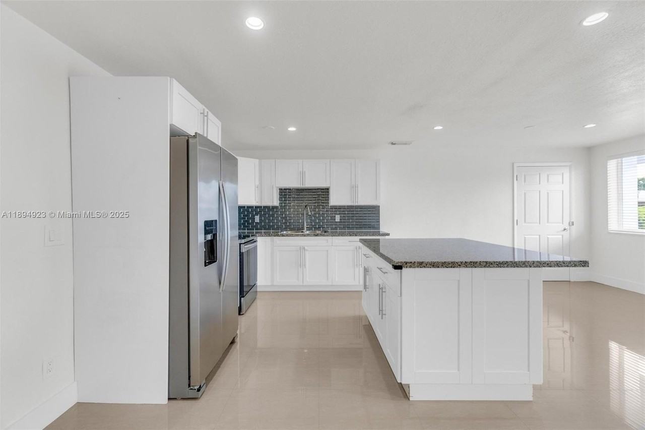 5520 Southwest 91st Avenue - Photo 7 of 44