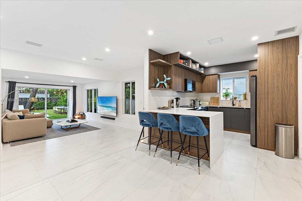 228 Southwest 25th Road - Photo 2 of 32