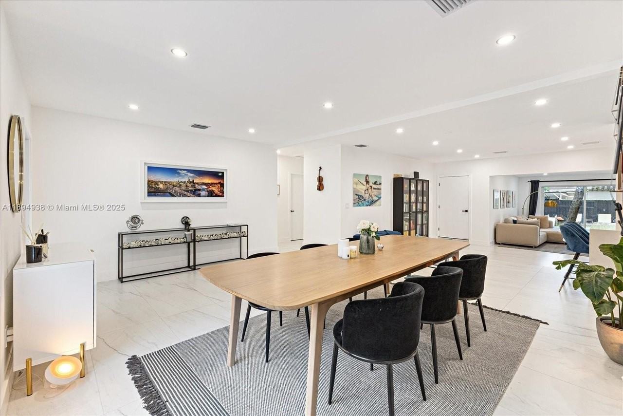 228 Southwest 25th Road - Photo 3 of 32