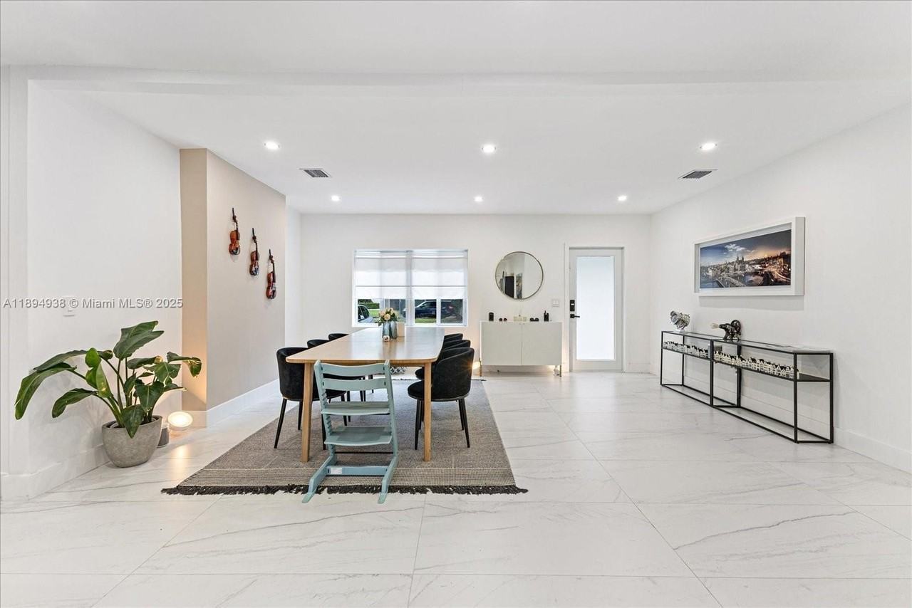 228 Southwest 25th Road - Photo 6 of 32