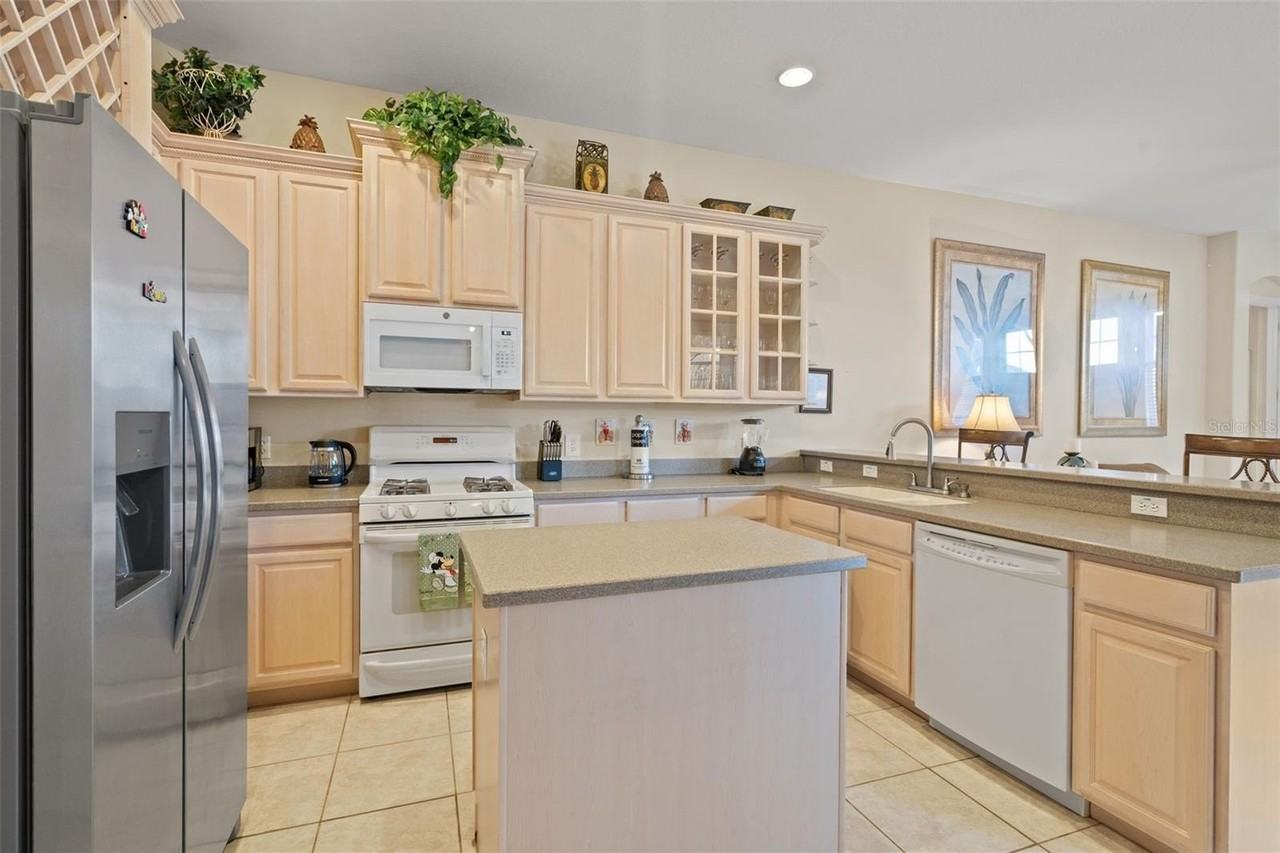 7939 Sea Pearl Cir - Photo 3 of 50