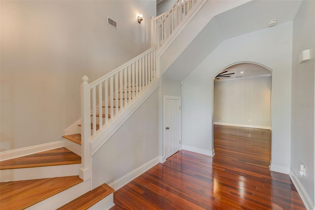 1110 Highland St S - Photo 4 of 38