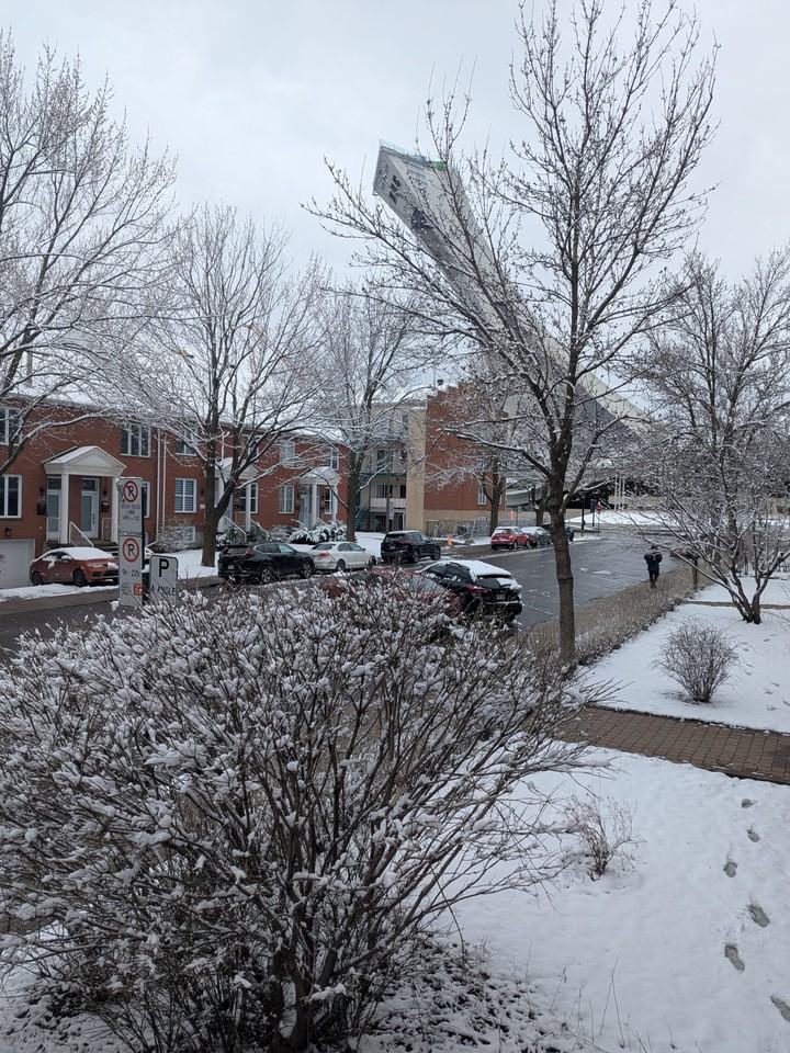 2625 Avenue Aird #202 - Photo 2 of 10